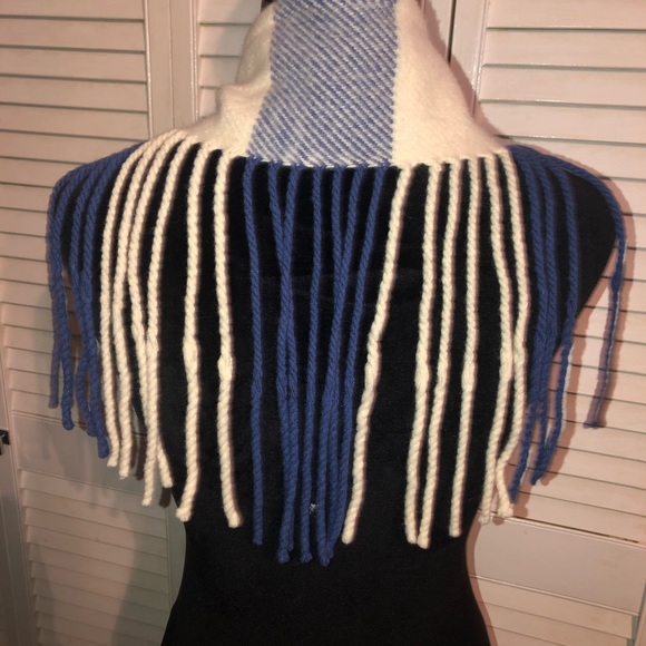 Burberry merino wool and cashmere scarf - Picture 6 of 6